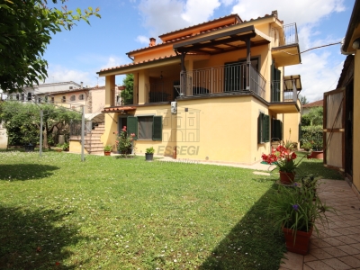 casa indipendente in vendita a Lucca in zona Centro Città