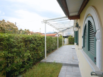 casa indipendente in vendita a Pietrasanta in zona Fiumetto