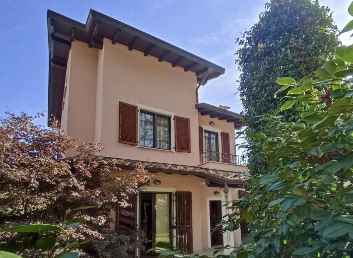 Villa in vendita a Olgiate Comasco, 5 locali, zona Località: centro, prezzo € 485.000 | CambioCasa.it