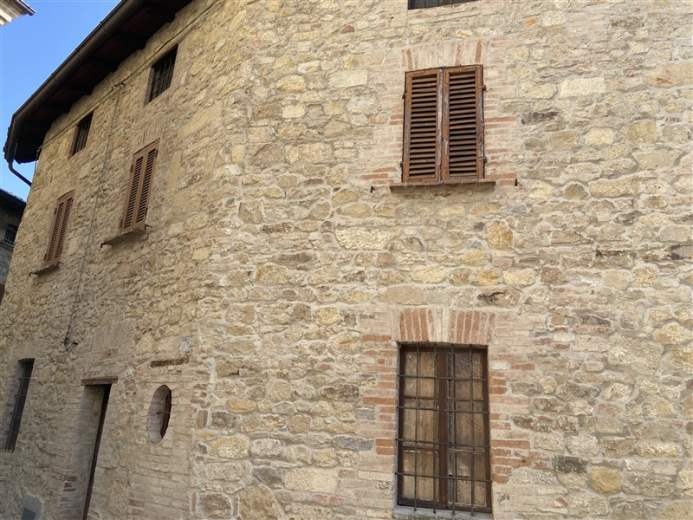Palazzo / Stabile in vendita a Vernasca, 10 locali, zona Zona: Vigoleno, prezzo € 230.000 | CambioCasa.it