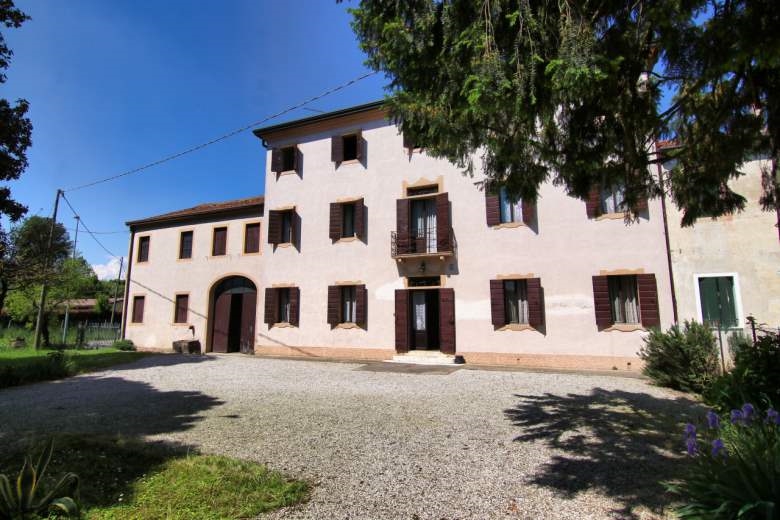 Soluzione Indipendente in vendita a Massanzago, 12 locali, prezzo € 295.000 | CambioCasa.it