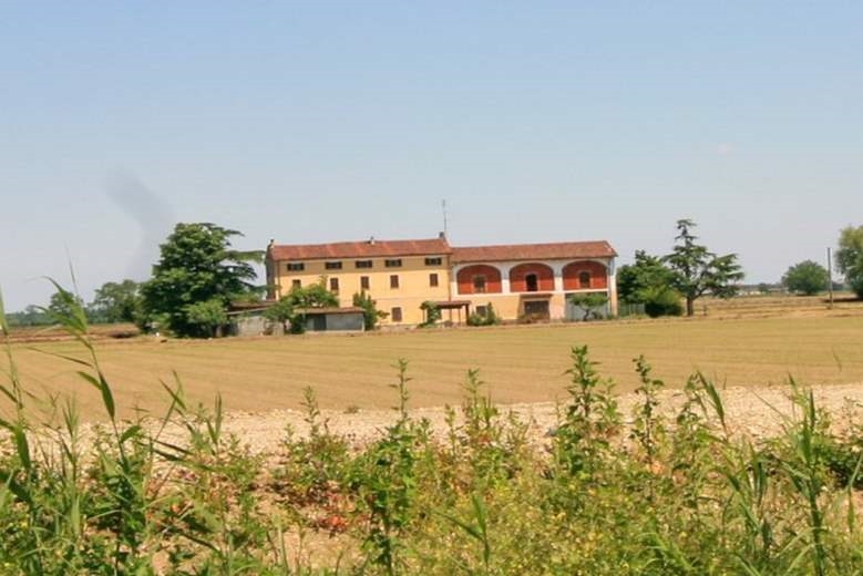 Rustico / Casale in vendita a Frassineto Po, 10 locali, prezzo € 138.000 | CambioCasa.it
