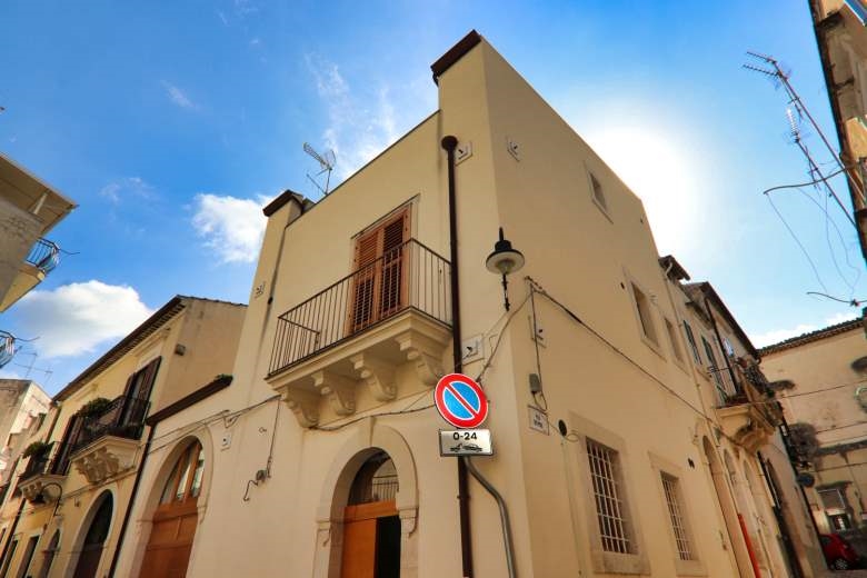 Palazzo / Stabile in vendita a Scicli, 7 locali, zona Zona: Scicli, prezzo € 380.000 | CambioCasa.it