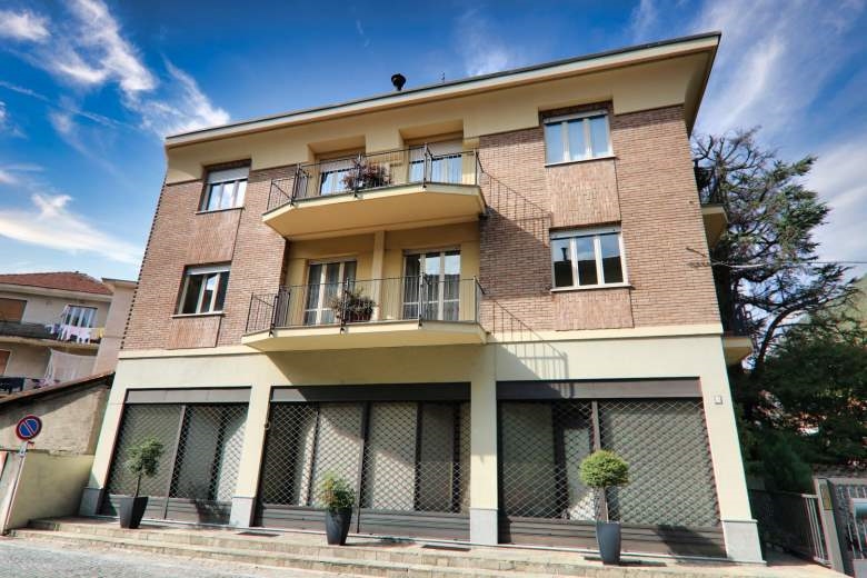 Palazzo / Stabile in Vendita a Pont-Canavese