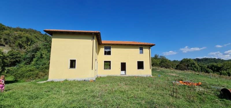 Villa Bifamiliare in vendita a Serra Riccò, 8 locali, zona Zona: Serra Chiesa, prezzo € 120.000 | CambioCasa.it