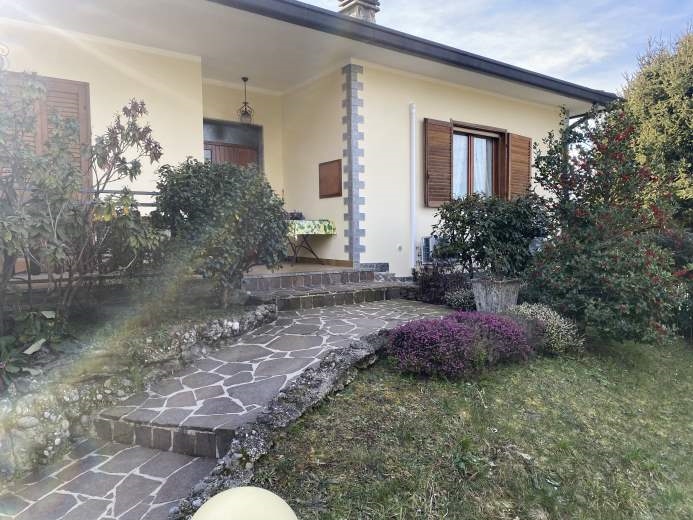 Villa Bifamiliare in vendita a Senna Comasco, 4 locali, prezzo € 270.000 | CambioCasa.it