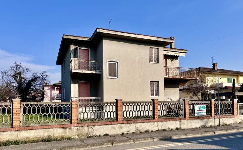 Villa in vendita a Mozzanica, 8 locali, prezzo € 220.000 | CambioCasa.it
