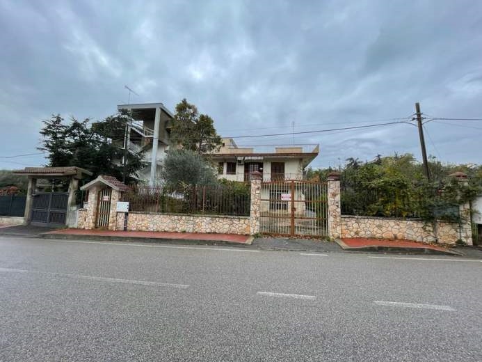 Villa in vendita a Ginosa, 10 locali, prezzo € 250.000 | CambioCasa.it