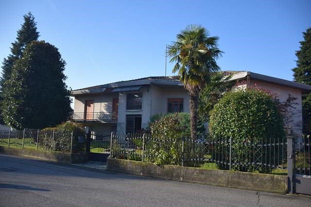 Villa in vendita a Pontirolo Nuovo, 9 locali, prezzo € 299.000 | CambioCasa.it