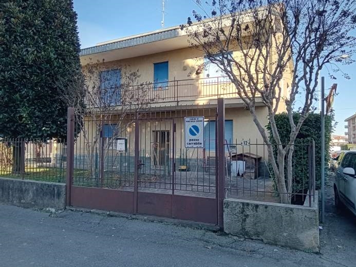 Villa in vendita a Pontirolo Nuovo, 9 locali, prezzo € 250.000 | CambioCasa.it