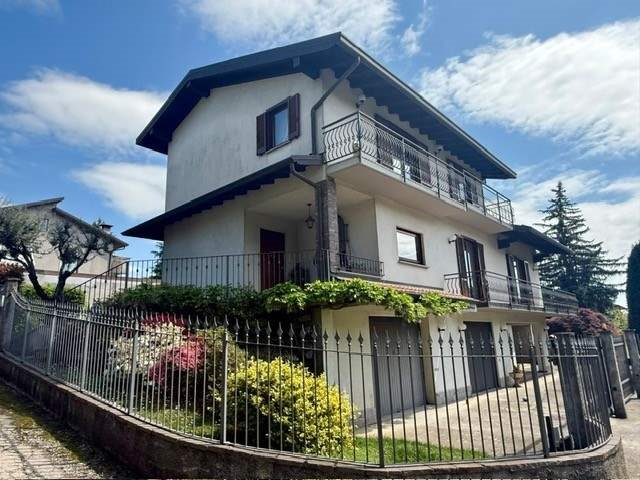 Villa Bifamiliare in Vendita a Appiano Gentile