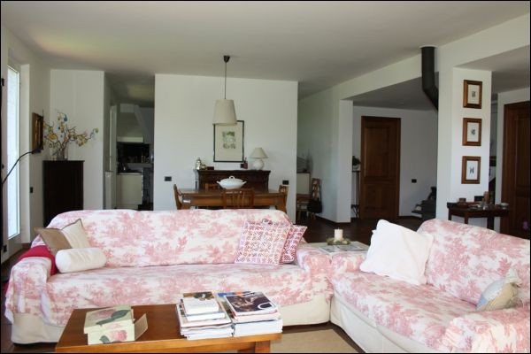Villa in vendita a Sarzana, 8 locali, prezzo € 600.000 | PortaleAgenzieImmobiliari.it