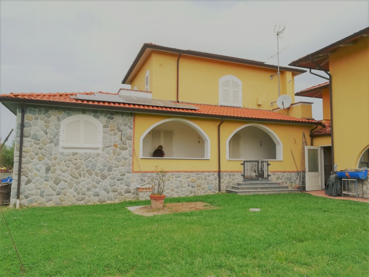 Soluzione Indipendente in vendita a Castelnuovo Magra, 9 locali, prezzo € 705.000 | PortaleAgenzieImmobiliari.it
