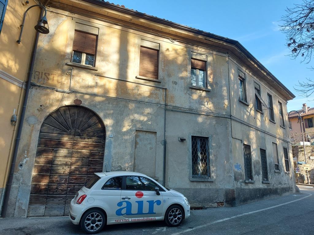 Rustico / Casale in vendita a Erba, 6 locali, zona Località: Erba alta, prezzo € 218.000 | CambioCasa.it
