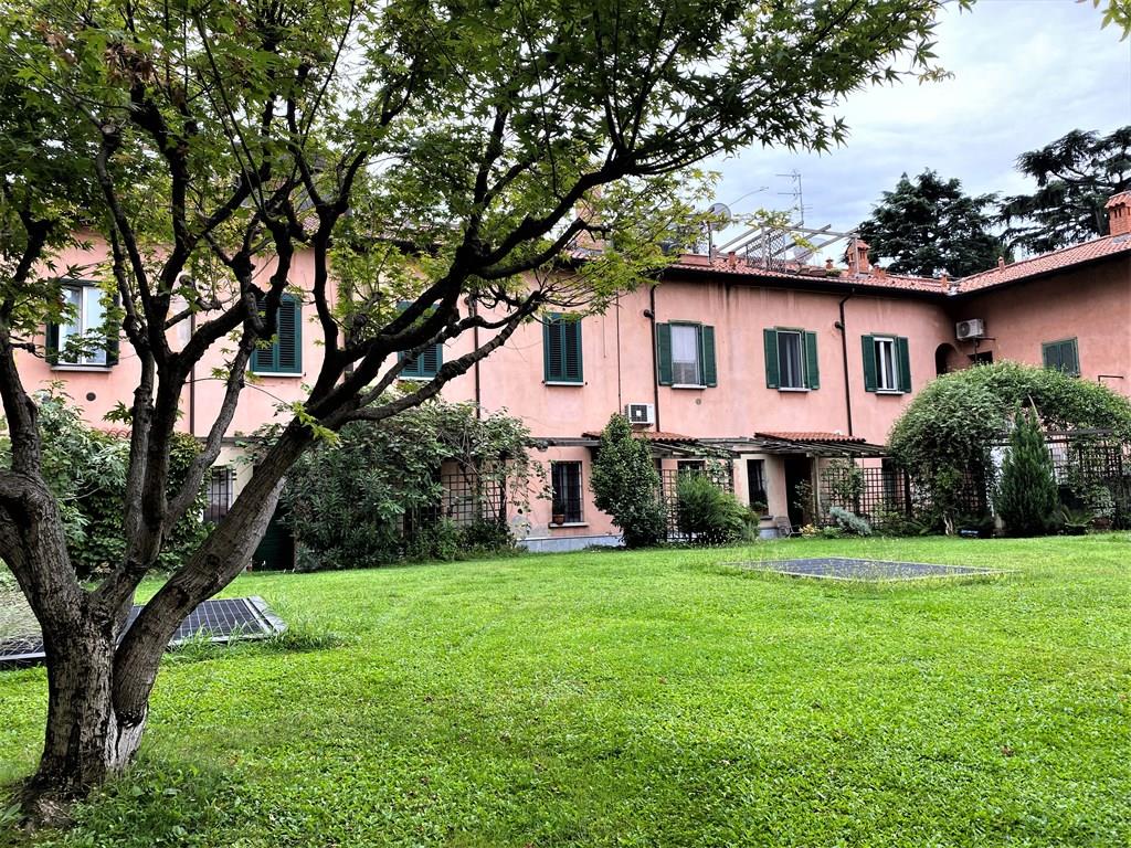 Appartamento in vendita a Carate Brianza, 4 locali, prezzo € 275.000 | PortaleAgenzieImmobiliari.it