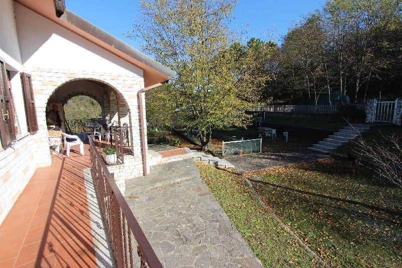 Villa in vendita a Bolano, 14 locali, prezzo € 295.000 | PortaleAgenzieImmobiliari.it