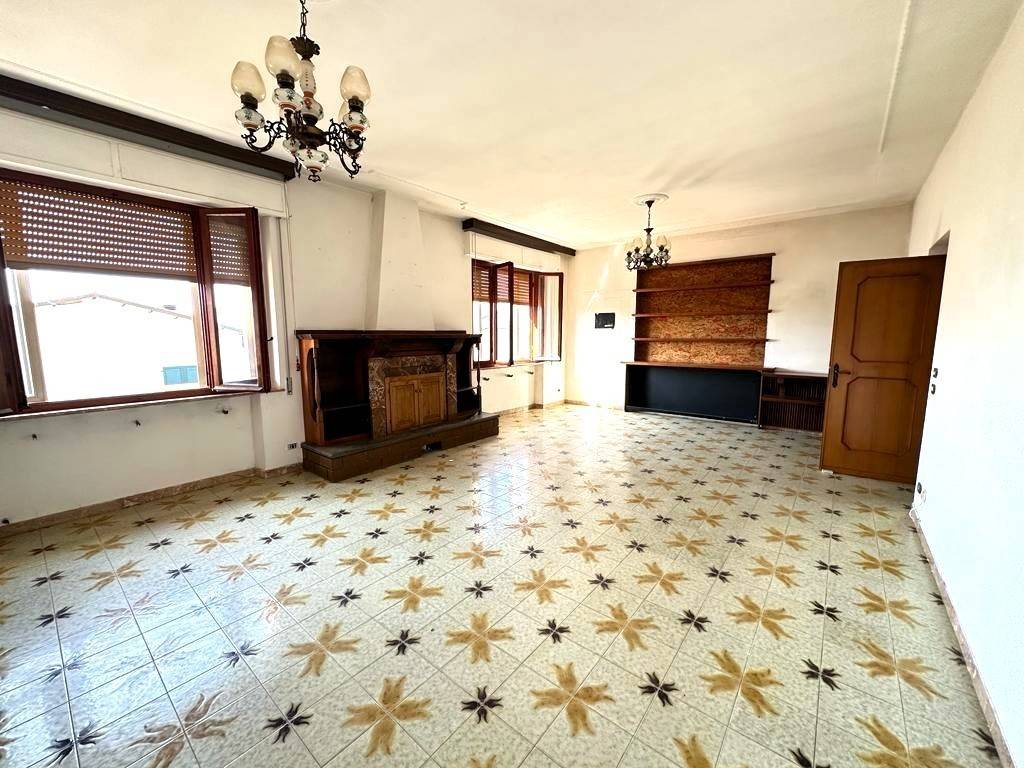 Appartamento in vendita a Castelnuovo Magra, 6 locali, prezzo € 210.000 | PortaleAgenzieImmobiliari.it