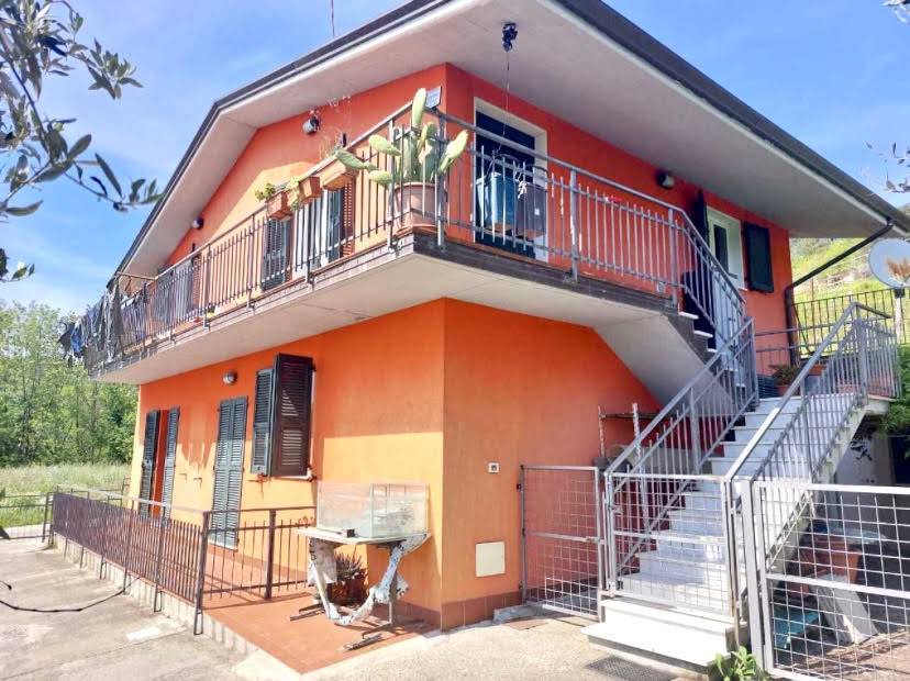 Villa in vendita a Sarzana, 6 locali, prezzo € 400.000 | PortaleAgenzieImmobiliari.it