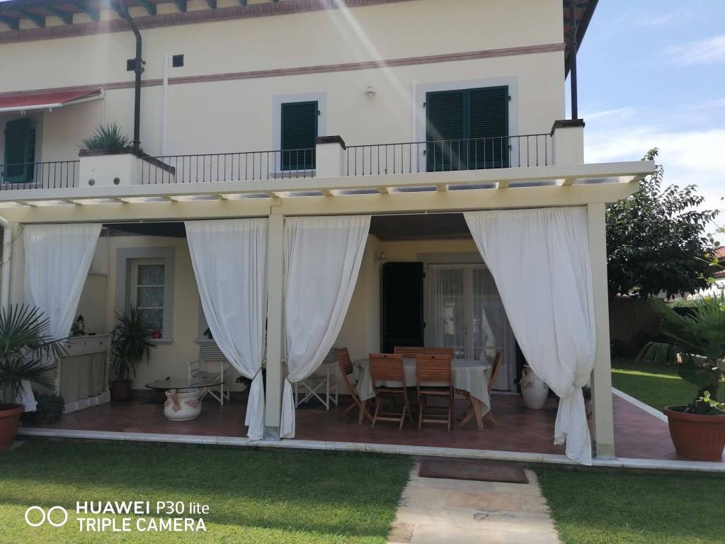 Villa Bifamiliare in affitto a Pietrasanta, 6 locali, prezzo € 17.000 | PortaleAgenzieImmobiliari.it