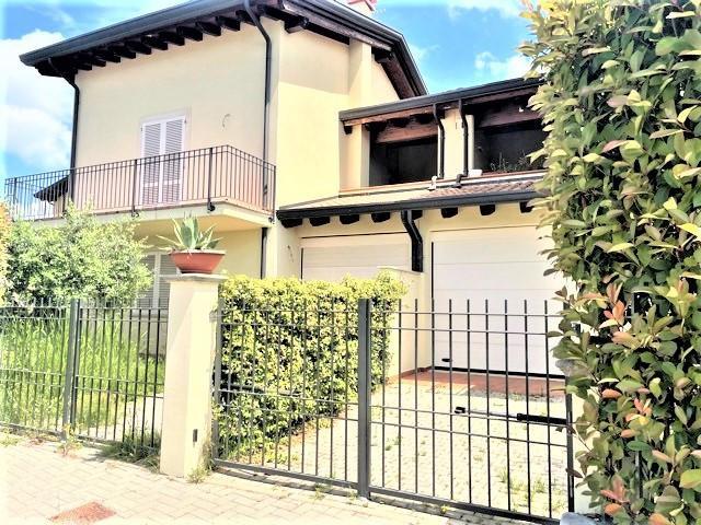 Villa Bifamiliare in vendita a Montignoso, 5 locali, prezzo € 525.000 | PortaleAgenzieImmobiliari.it