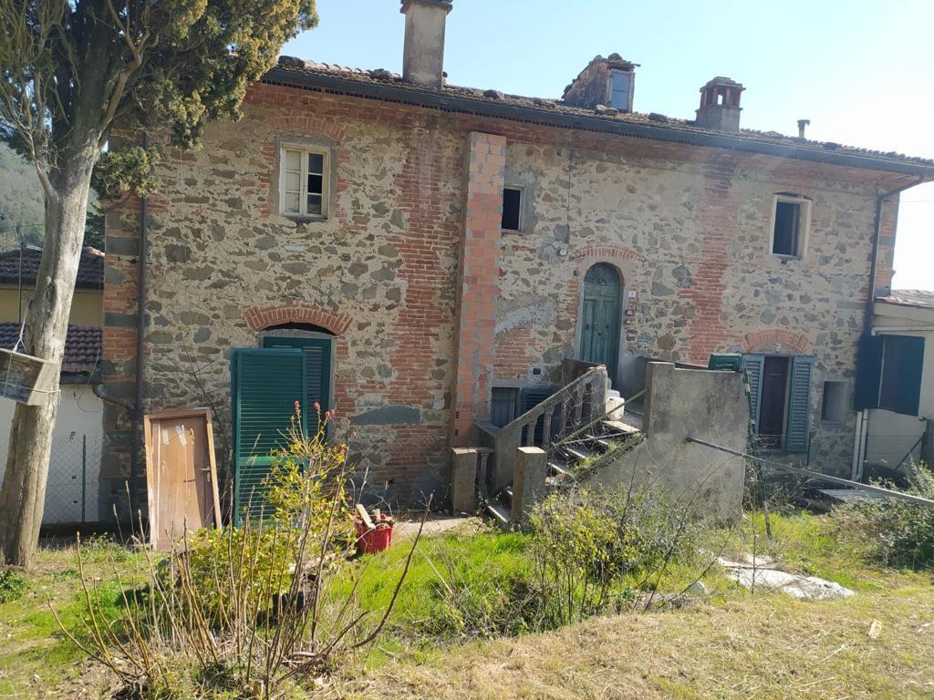 Appartamento in vendita a Lamporecchio, 6 locali, prezzo € 160.000 | CambioCasa.it