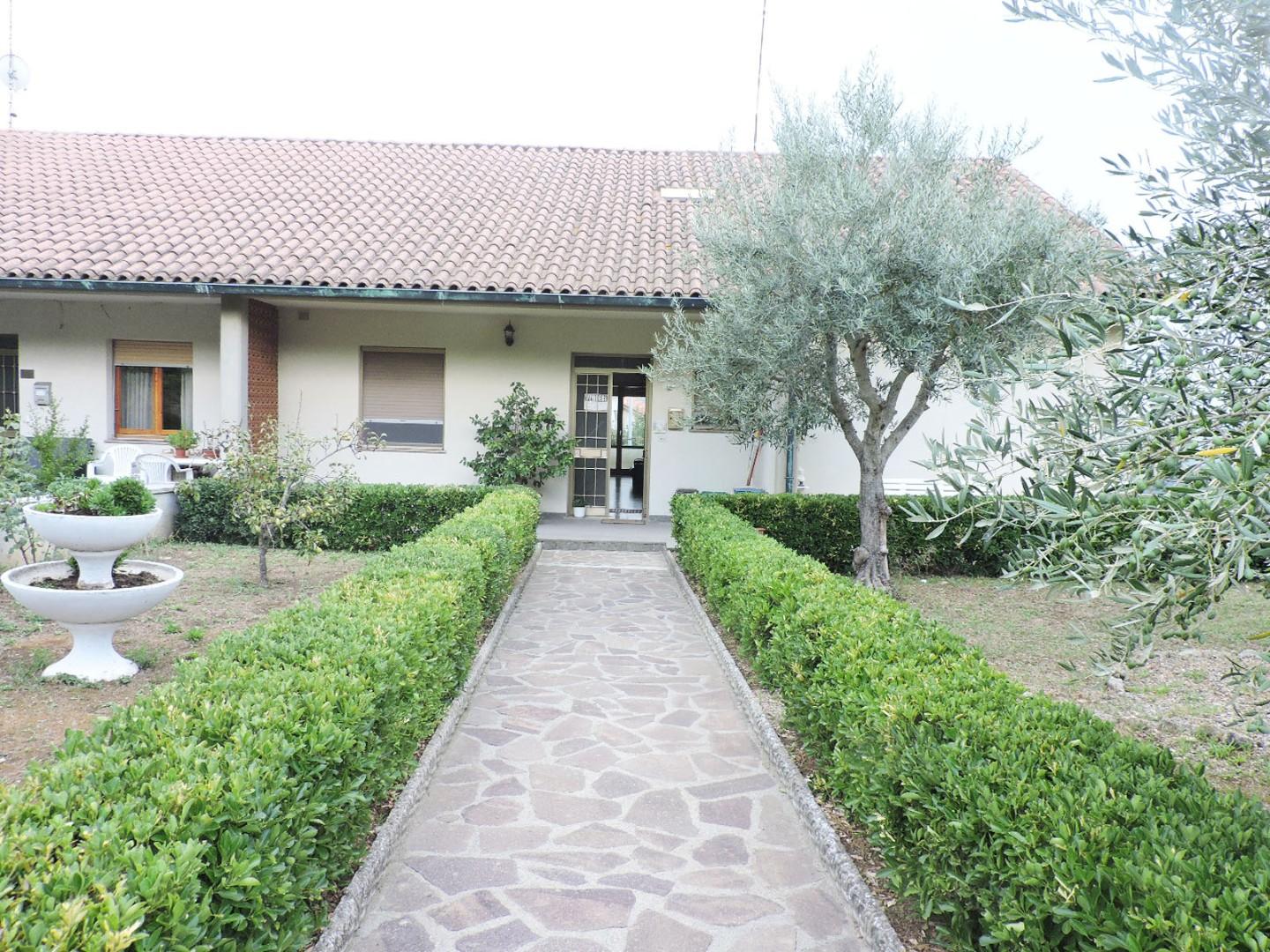 Villa Bifamiliare in vendita a Pomarance, 9 locali, prezzo € 210.000 | CambioCasa.it