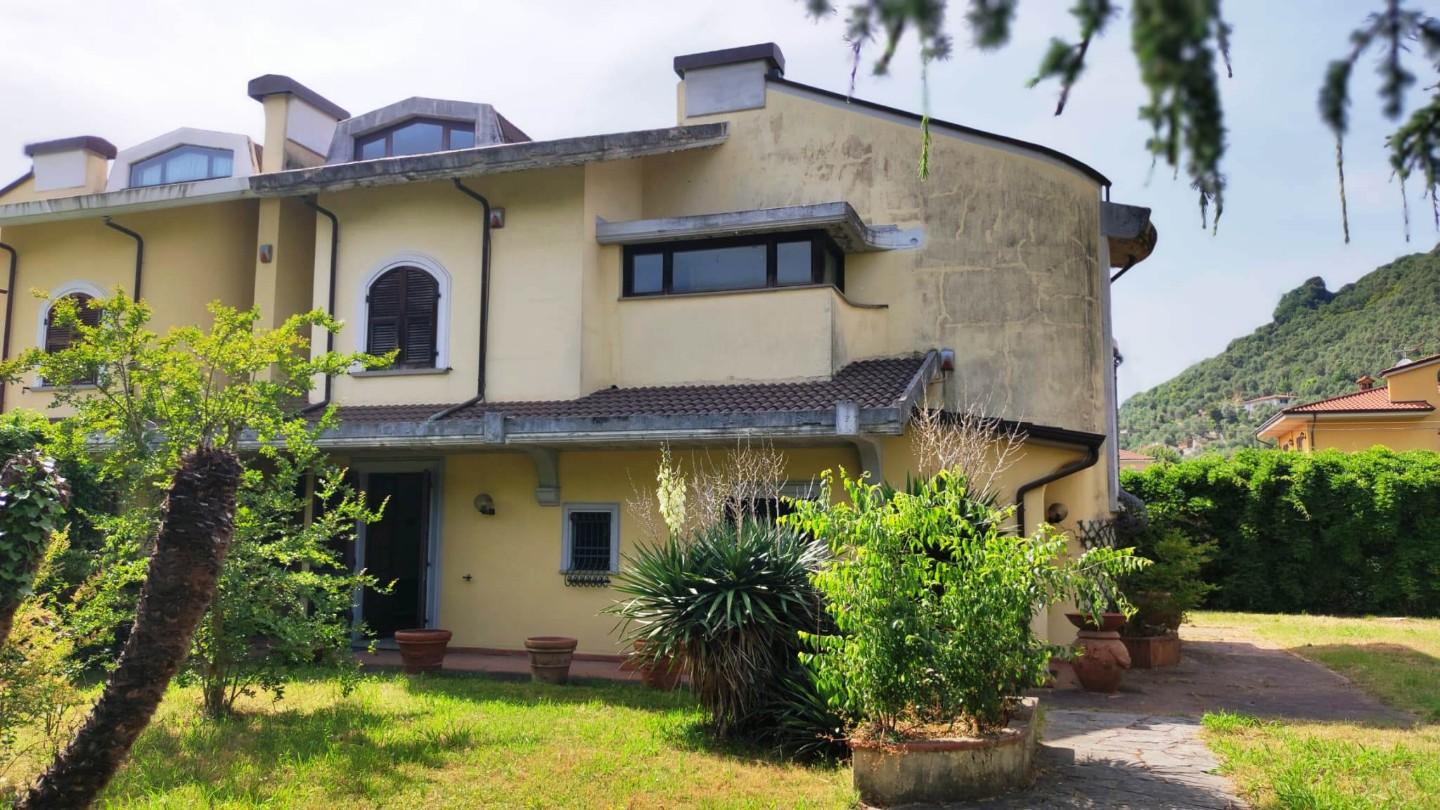 Villa Bifamiliare in vendita a Carrara, 9 locali, prezzo € 500.000 | PortaleAgenzieImmobiliari.it