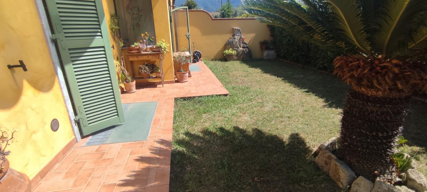 Villa Bifamiliare in vendita a Castelnuovo Magra, 10 locali, prezzo € 299.000 | PortaleAgenzieImmobiliari.it