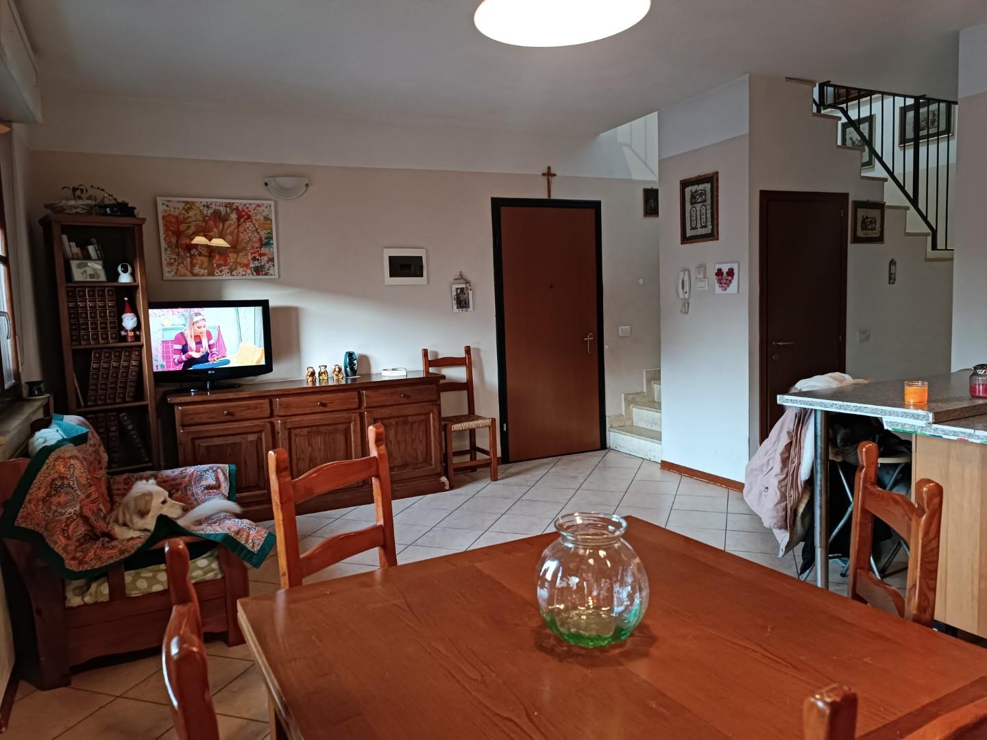 Appartamento in vendita a Castelnuovo di Garfagnana, 6 locali, prezzo € 160.000 | PortaleAgenzieImmobiliari.it