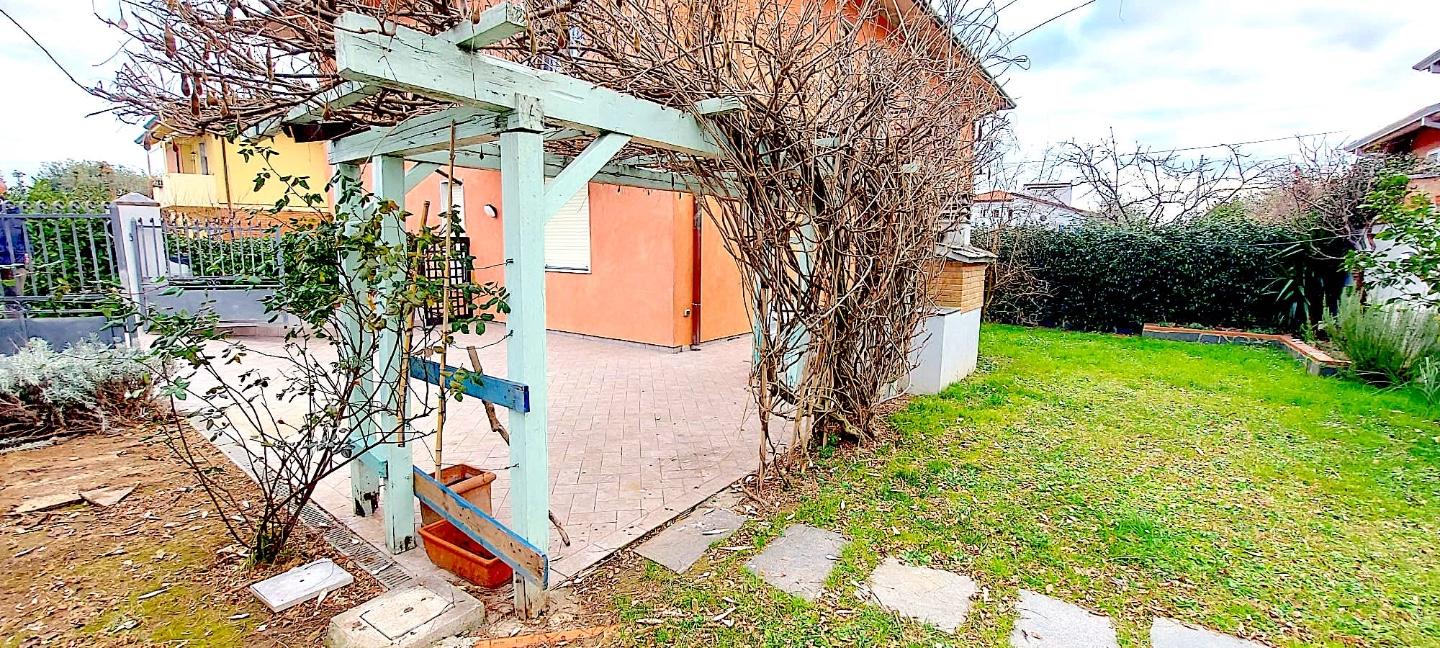 Appartamento in vendita a Ortonovo, 5 locali, prezzo € 238.000 | CambioCasa.it