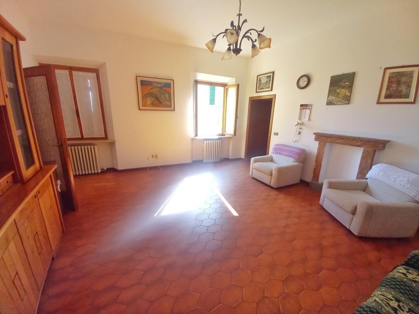 Appartamento in vendita a Montaione, 7 locali, prezzo € 168.000 | PortaleAgenzieImmobiliari.it