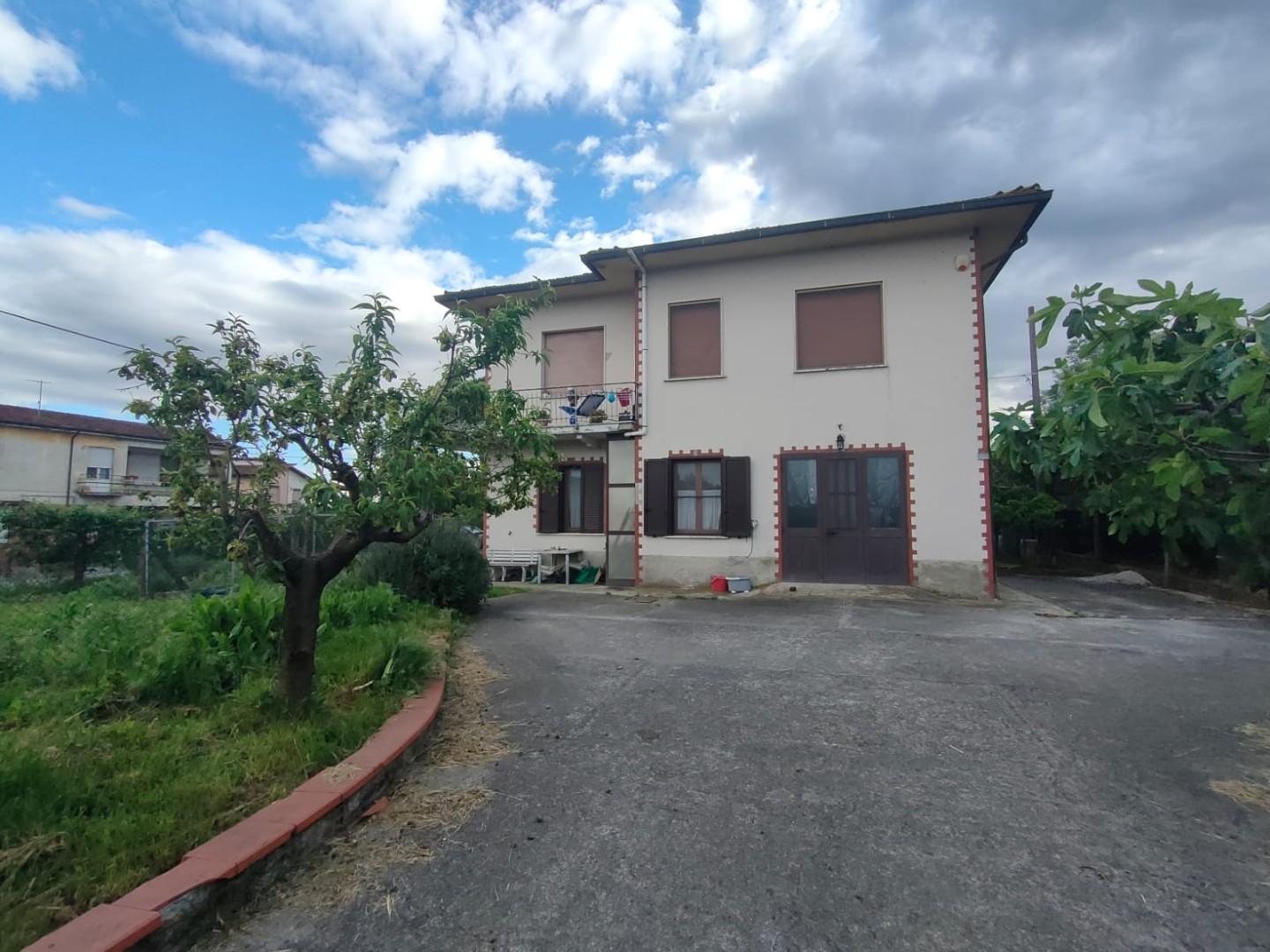 Villa Bifamiliare in vendita a Altopascio, 10 locali, prezzo € 270.000 | PortaleAgenzieImmobiliari.it