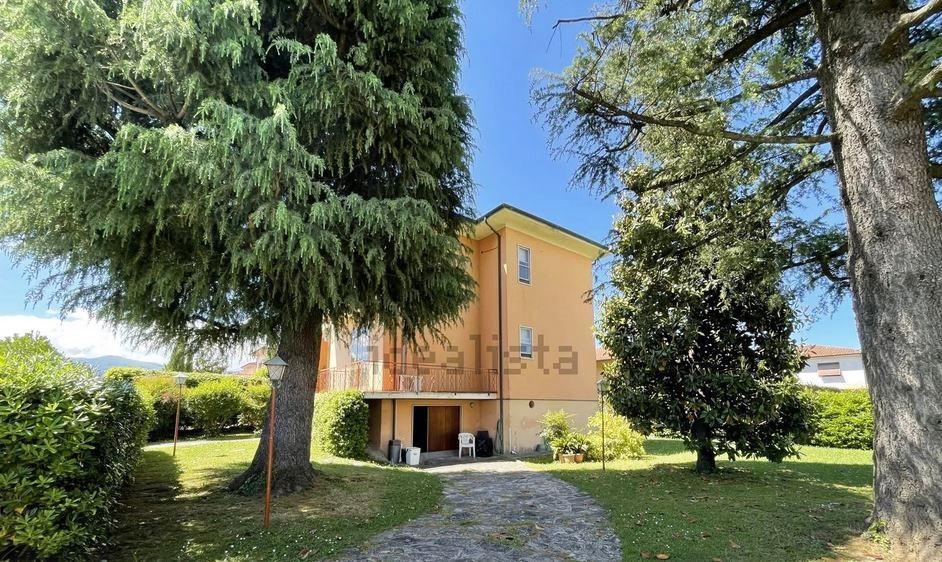 Villa Bifamiliare in Vendita a Lucca