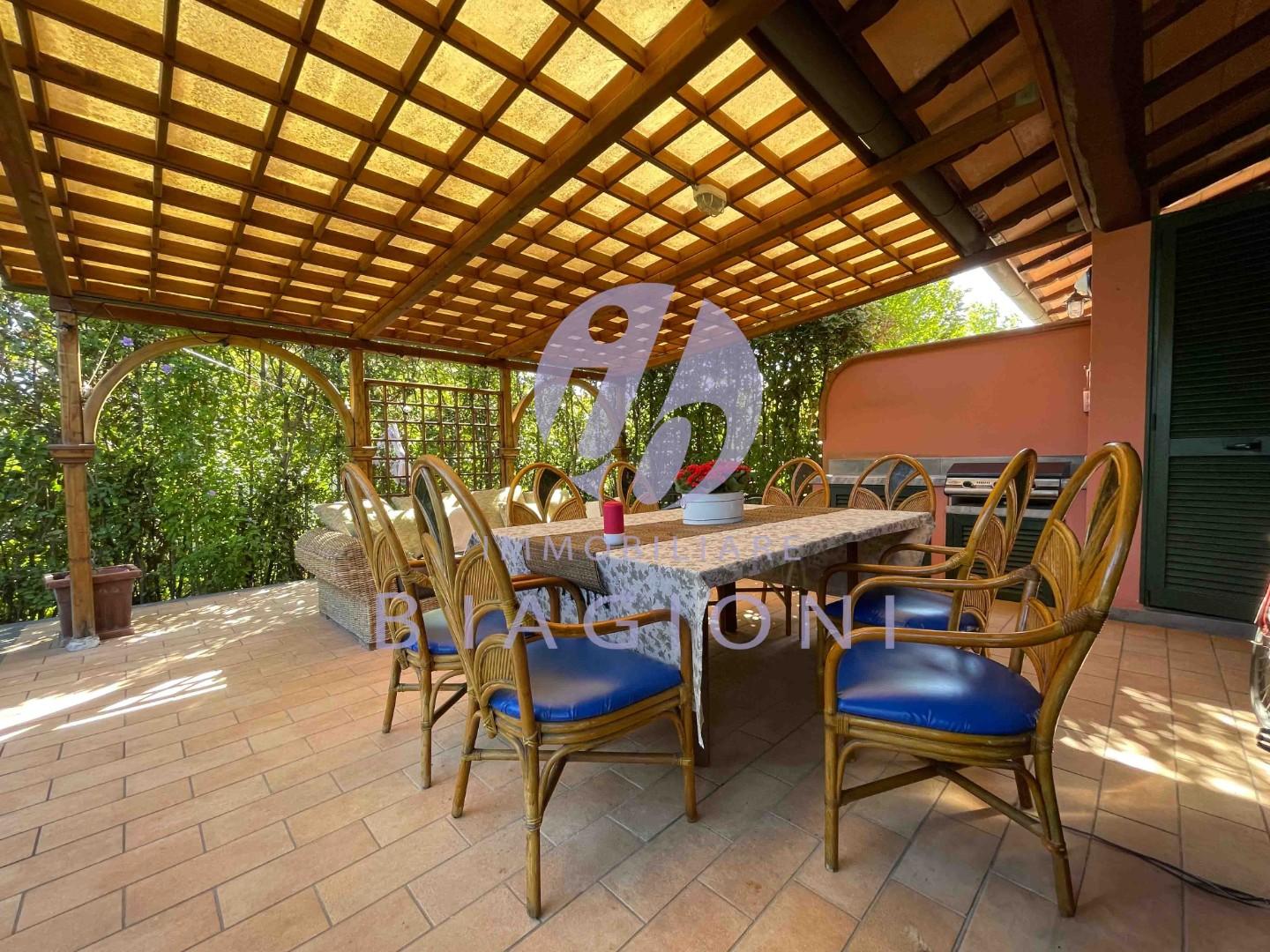 Villa Bifamiliare in vendita a Pietrasanta, 6 locali, prezzo € 950.000 | PortaleAgenzieImmobiliari.it