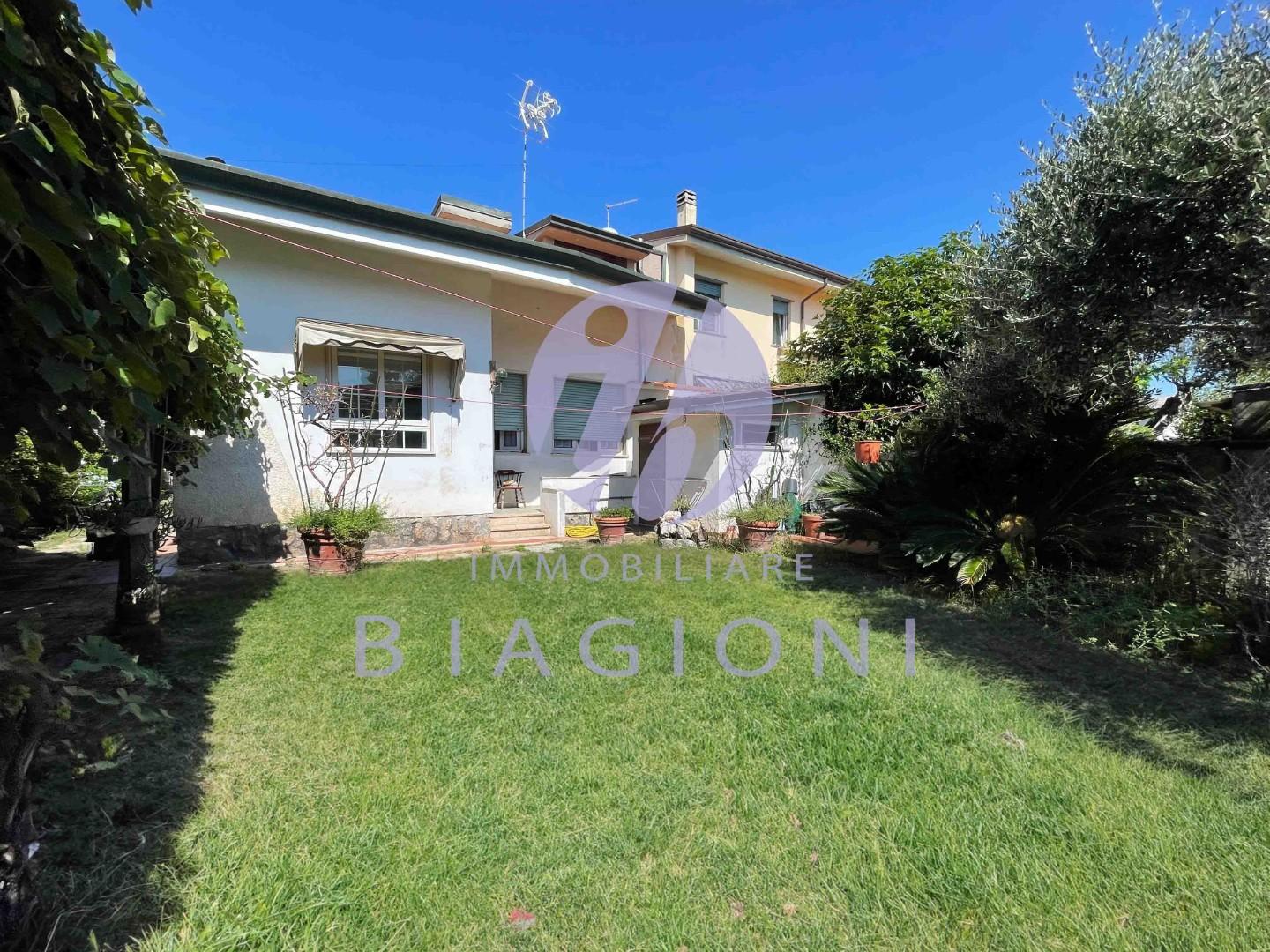 Villa Bifamiliare in vendita a Camaiore, 8 locali, prezzo € 420.000 | PortaleAgenzieImmobiliari.it