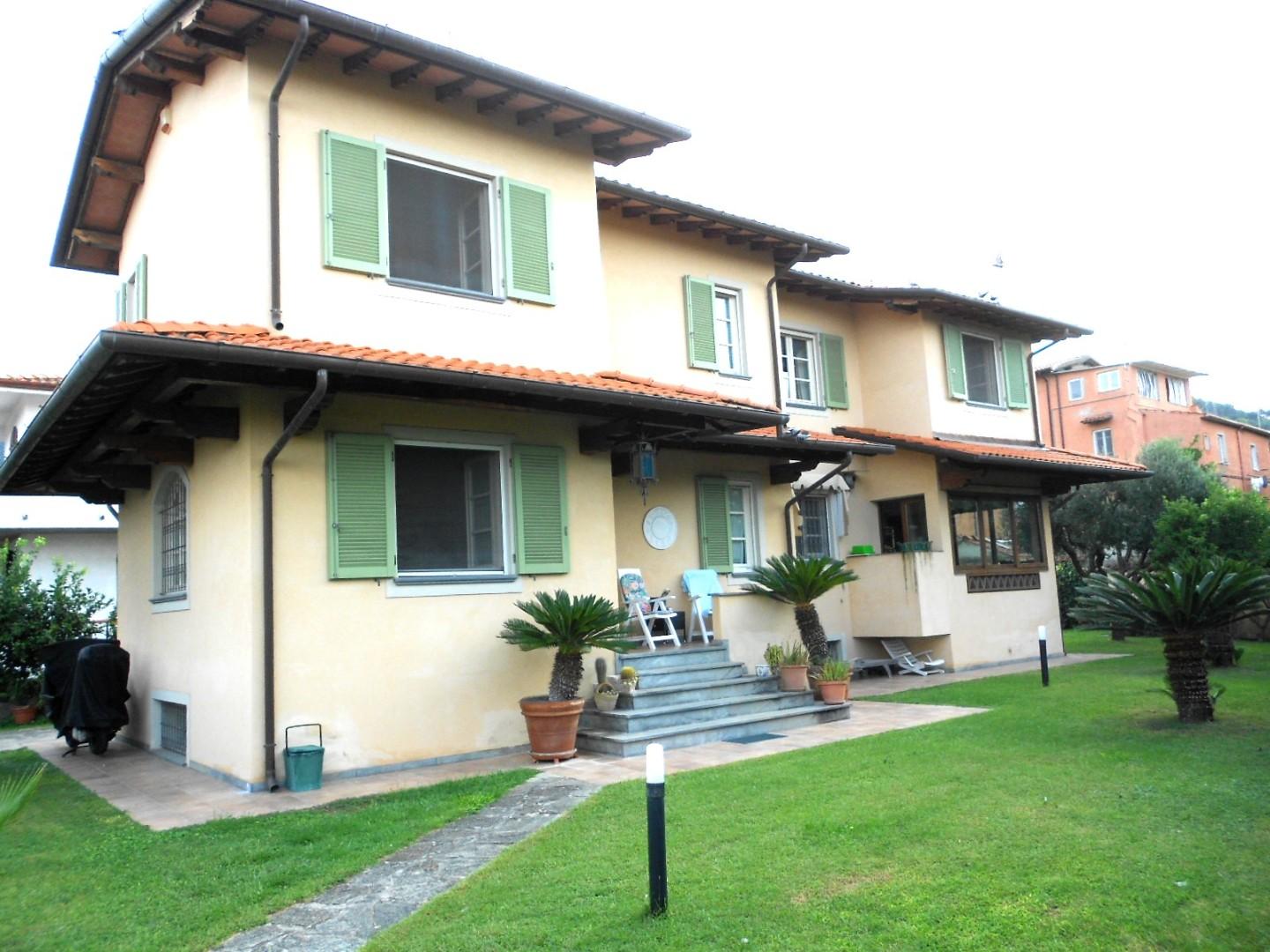 Villa in vendita a Seravezza, 9 locali, prezzo € 700.000 | PortaleAgenzieImmobiliari.it