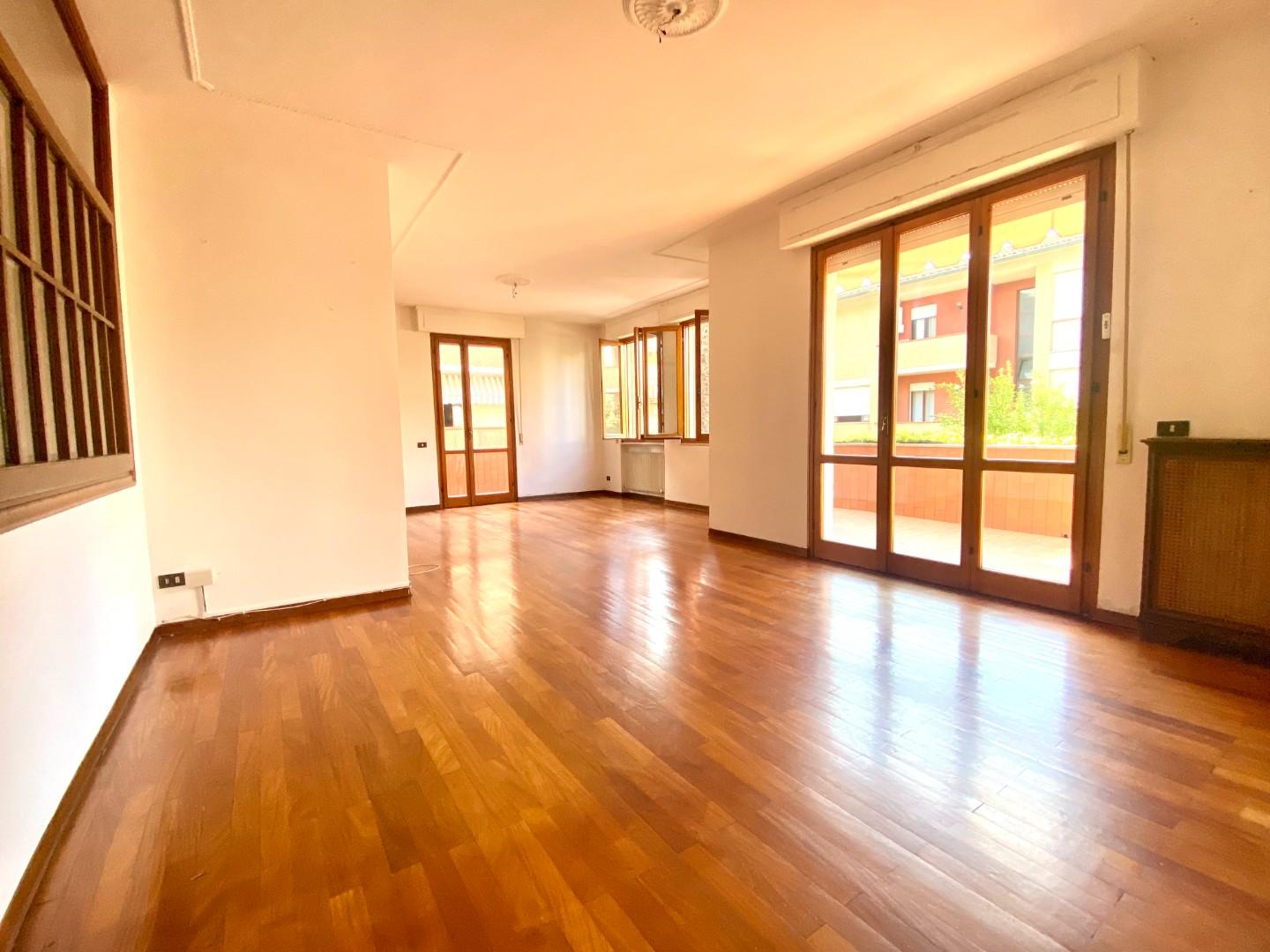 Appartamento in vendita a Pontedera, 12 locali, prezzo € 350.000 | PortaleAgenzieImmobiliari.it