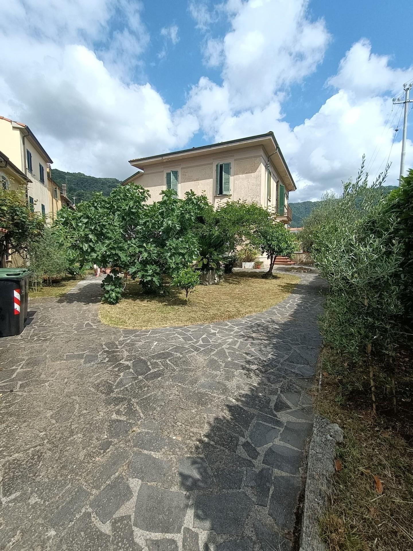 Villa Bifamiliare in vendita a Carrara, 7 locali, prezzo € 330.000 | PortaleAgenzieImmobiliari.it