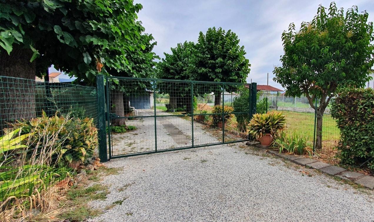 Soluzione Semindipendente in vendita a Lucca, 7 locali, prezzo € 170.000 | PortaleAgenzieImmobiliari.it