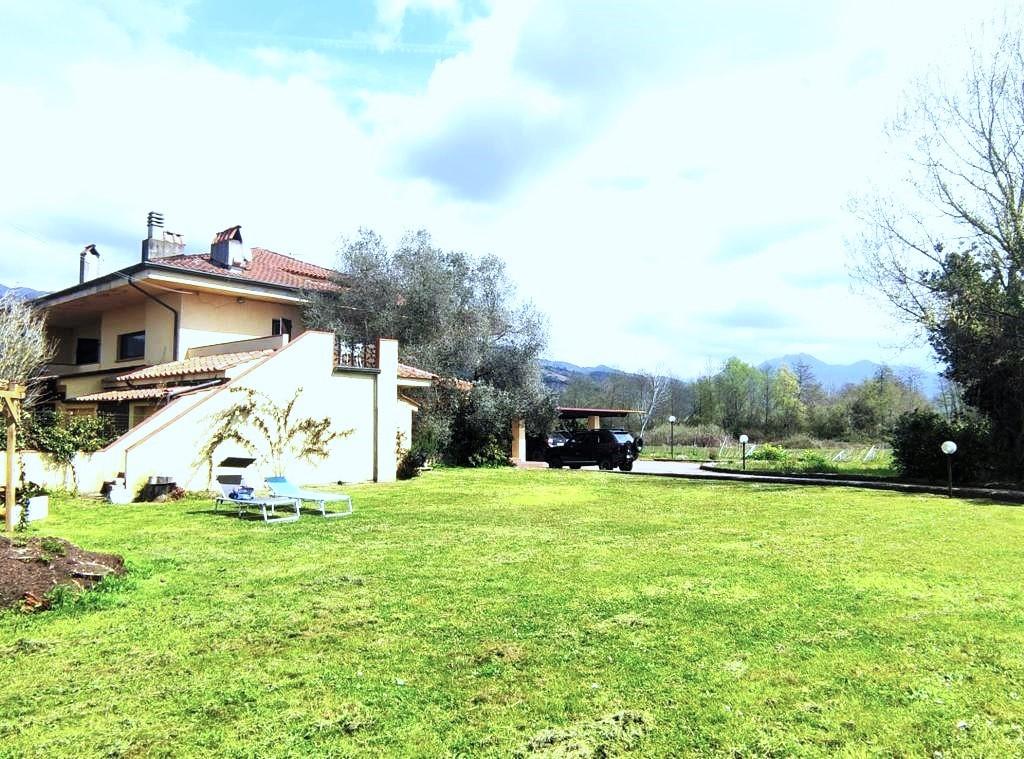 Villa Tri-Quadrifamiliare in Vendita a Montignoso
