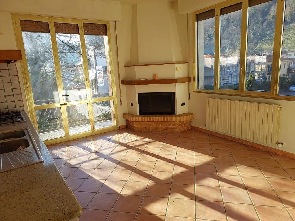 Appartamento in vendita a Castelnuovo di Garfagnana, 6 locali, prezzo € 145.000 | PortaleAgenzieImmobiliari.it