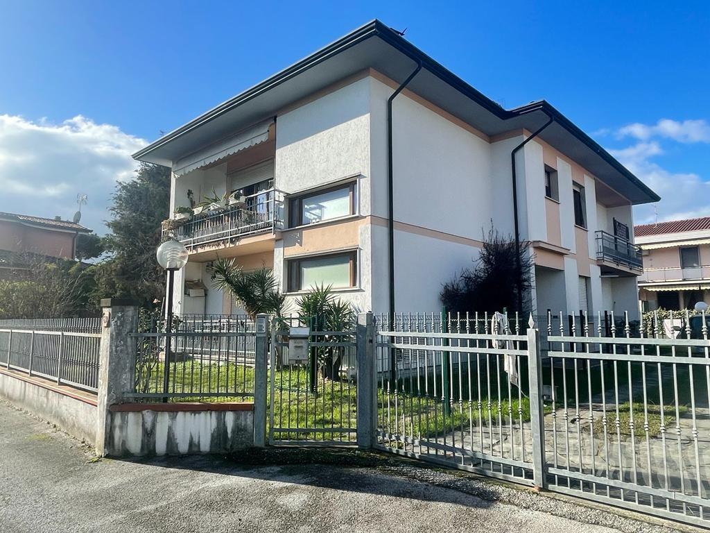 Villa Tri-Quadrifamiliare in vendita a Massa, 5 locali, prezzo € 370.000 | PortaleAgenzieImmobiliari.it