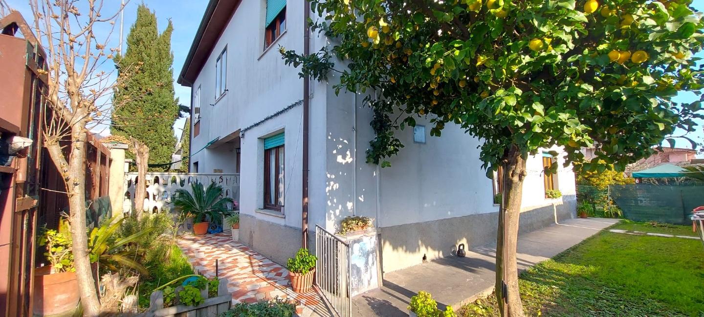 Villa Bifamiliare in vendita a Carrara, 7 locali, prezzo € 269.000 | PortaleAgenzieImmobiliari.it