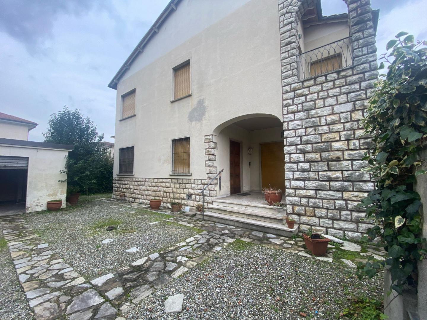Villa Bifamiliare in vendita a Lucca, 8 locali, prezzo € 350.000 | PortaleAgenzieImmobiliari.it