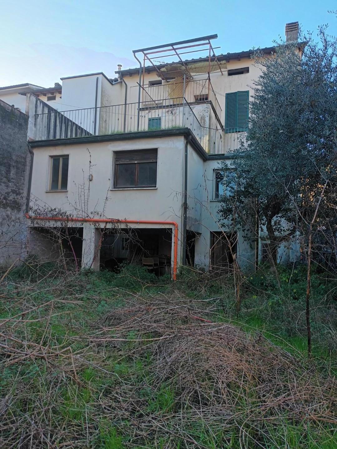 Soluzione Semindipendente in vendita a Lucca, 8 locali, prezzo € 230.000 | PortaleAgenzieImmobiliari.it
