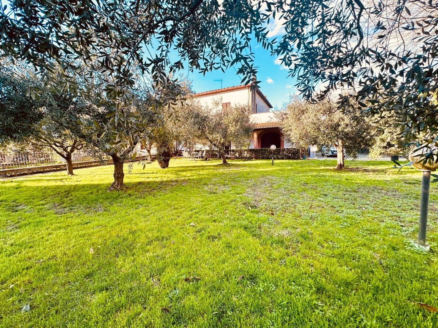 Villa Bifamiliare in vendita a Altopascio, 10 locali, prezzo € 340.000 | PortaleAgenzieImmobiliari.it