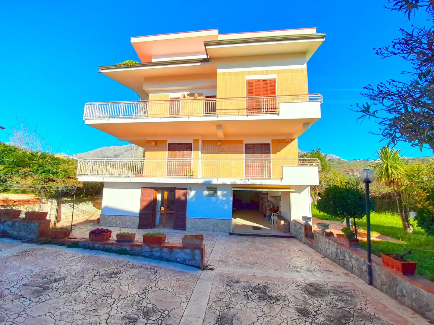 Villa in vendita a Formia, 9 locali, prezzo € 350.000 | PortaleAgenzieImmobiliari.it