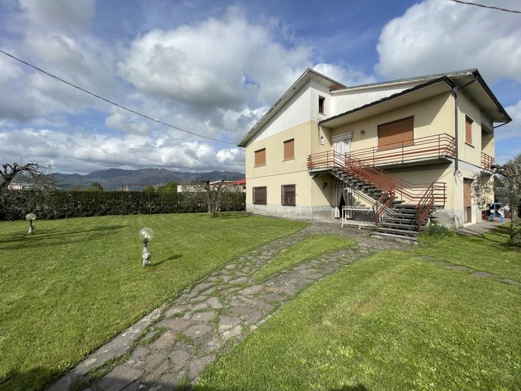 Villa Bifamiliare in vendita a Capannori, 10 locali, prezzo € 399.000 | PortaleAgenzieImmobiliari.it