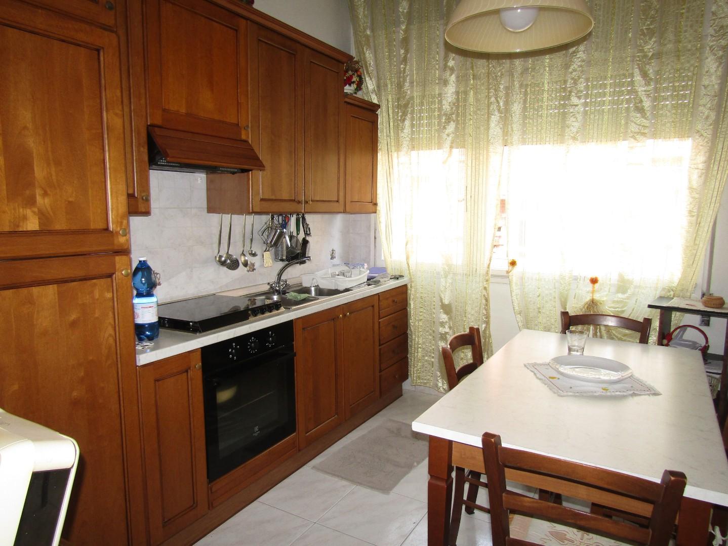 Appartamento in vendita a Carrara, 6 locali, prezzo € 148.000 | PortaleAgenzieImmobiliari.it