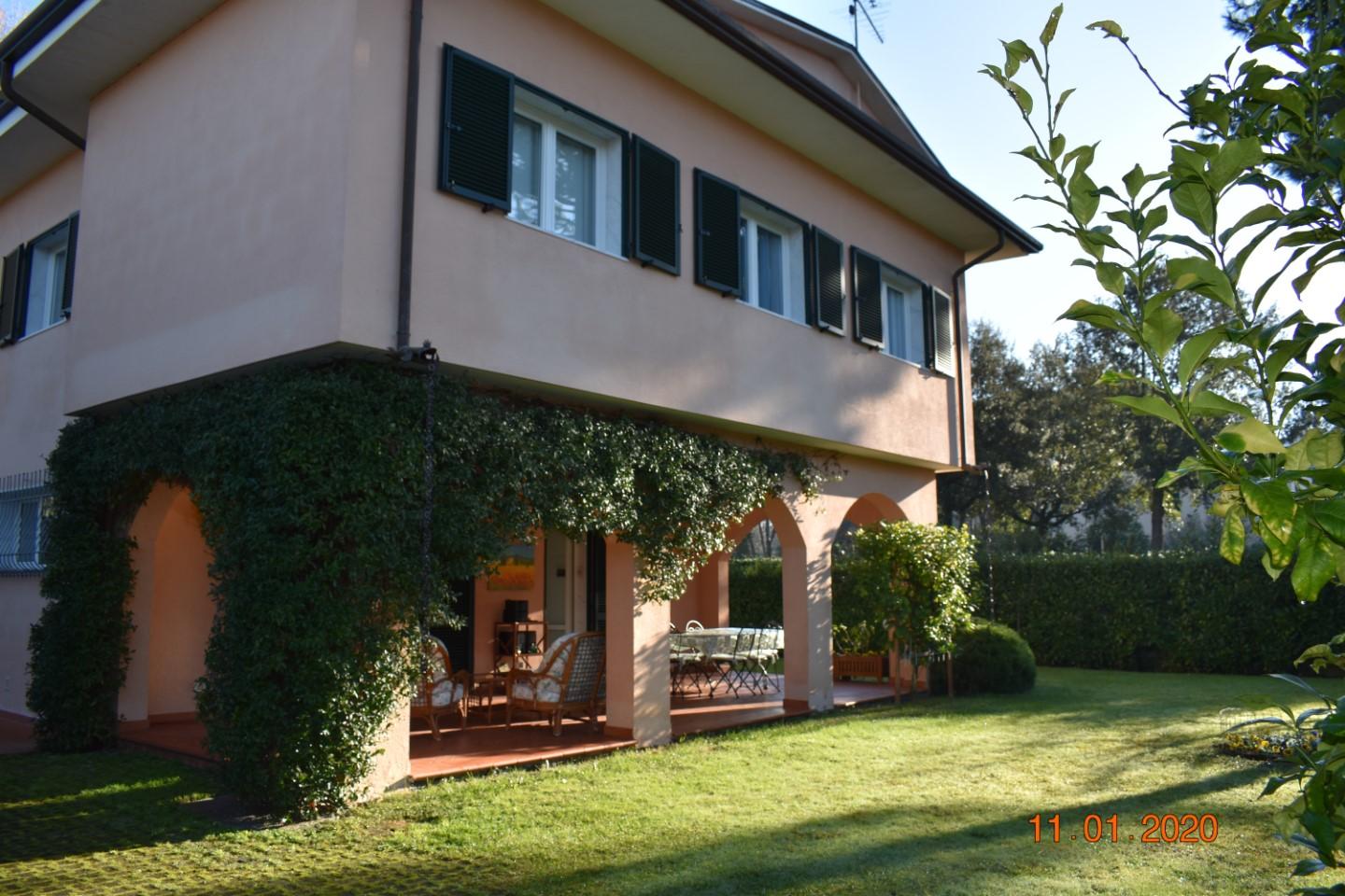 Villa in vendita a Massa, 9 locali, prezzo € 870.000 | PortaleAgenzieImmobiliari.it